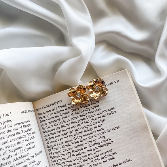 Vintage Golden Flower Clip On Earrings - Picture 5 of 7